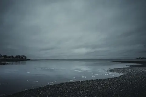 Still Water 4K Wallpaper · minimal · 3840×2560