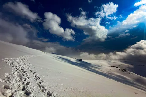 Snow Field 4K Wallpaper · minimal · 3840×2560