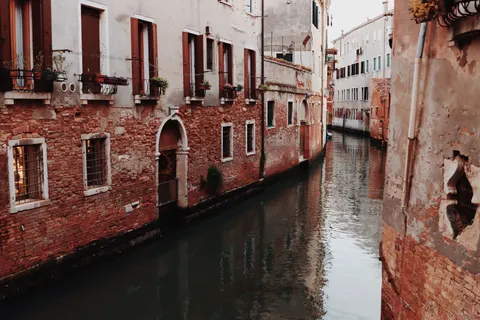 Venice Canal 4K Wallpaper · architecture · 3840×2560