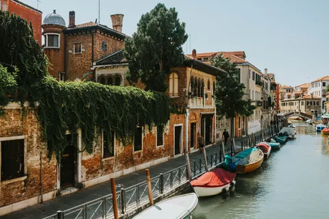 Venice Canal 4K Wallpaper · architecture · 3840×2560