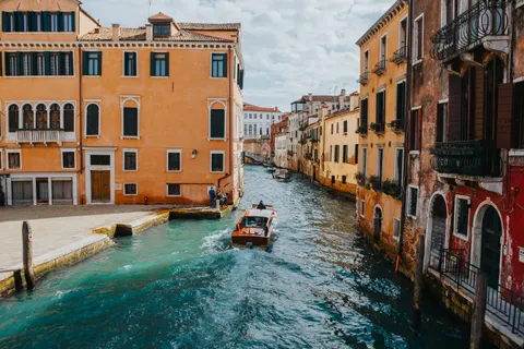 Venice Canal 4K Wallpaper · architecture · 3840×2560