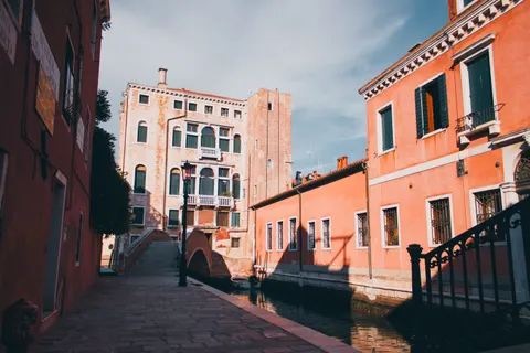 Venice Canal 4K Wallpaper · architecture · 3840×2560