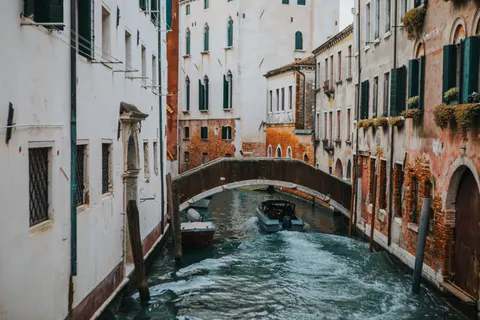 Venice Canal 4K Wallpaper · architecture · 3840×2560