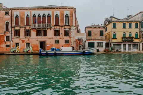 Venice Canal 4K Wallpaper · architecture · 3840×2560