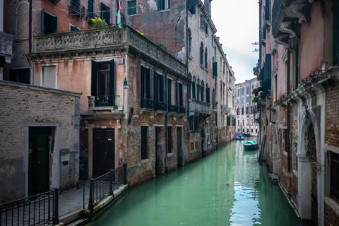 Venice Canal 4K Wallpaper · architecture · 3840×2560