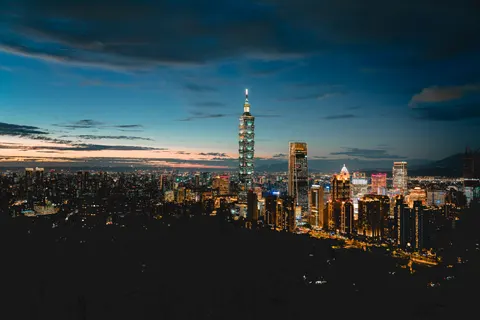 Hong Kong Night 4K Wallpaper · city · 3840×2561