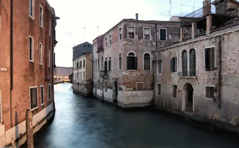 Venice Canal 4K Wallpaper · architecture · 3840×2377