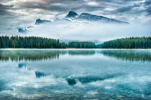 Fond d'écran Lac de montagne dans la brume 4K · nature · 3840×2563