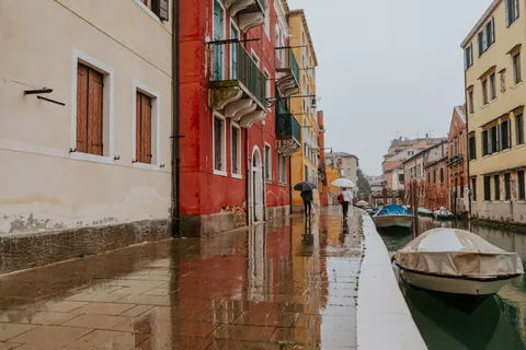 Rainy Street 4K Wallpaper · city · 3840×2560
