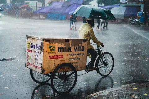 बारिश भीगी सड़क 4K वॉलपेपर · city · 3840×2561