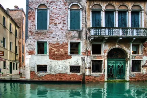 Venice Canal 4K Wallpaper · architecture · 3840×2560