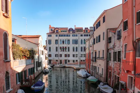 Venice Canal 4K Wallpaper · architecture · 3840×2560