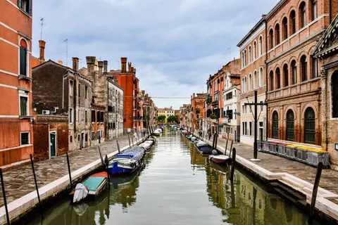 Venice Canal 4K Wallpaper · architecture · 3840×2560