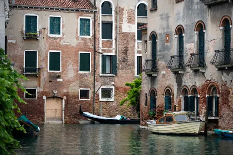 Venice Canal 4K Wallpaper · architecture · 3840×2563