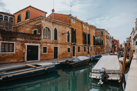 Venice Canal 4K Wallpaper · architecture · 3840×2560