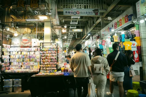 Night Market 4K Wallpaper · city · 3840×2560