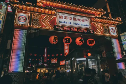 Night Market 4K Wallpaper · city · 3840×2560