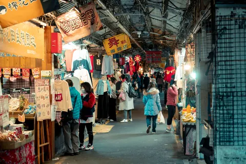 Night Market 4K Wallpaper · city · 3840×2561