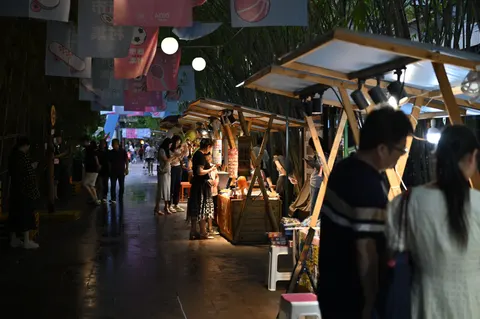 Night Market 4K Wallpaper · city · 3840×2555