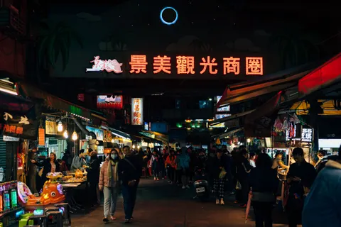 Night Market 4K Wallpaper · city · 3840×2560