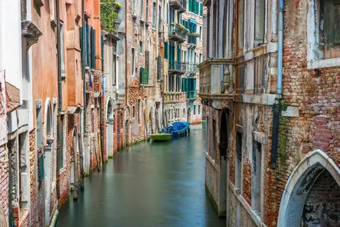 Venice Canal 4K Wallpaper · architecture · 3840×2560