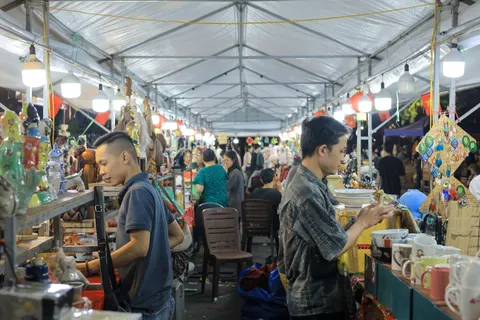 Night Market 4K Wallpaper · city · 3840×2560