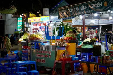 Night Market 4K Wallpaper · city · 3840×2560