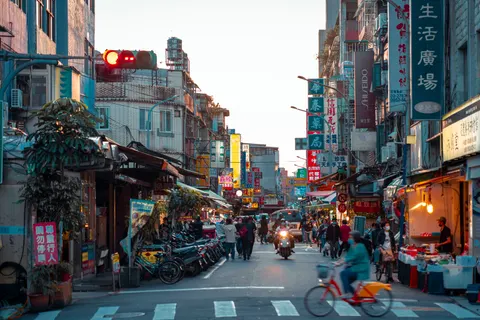Night Market 4K Wallpaper · city · 3840×2561