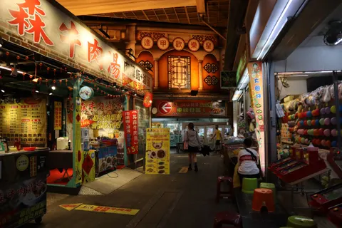 Night Market 4K Wallpaper · city · 3840×2560