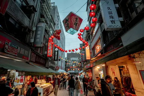 Night Market 4K Wallpaper · city · 3840×2561