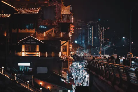 Night Market 4K Wallpaper · city · 3840×2563