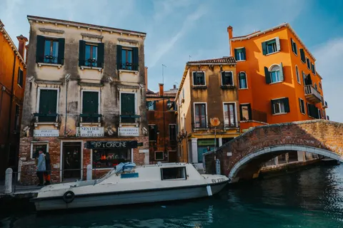 Venice Canal 4K Wallpaper · architecture · 3840×2560