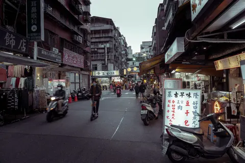 Night Market 4K Wallpaper · city · 3840×2561