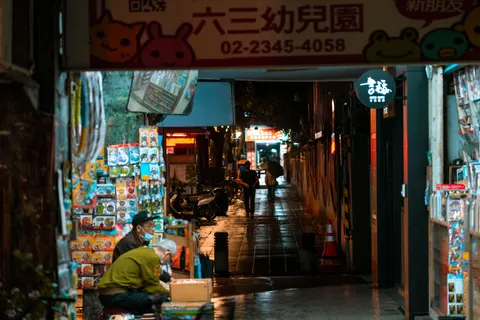 Night Market 4K Wallpaper · city · 3840×2561