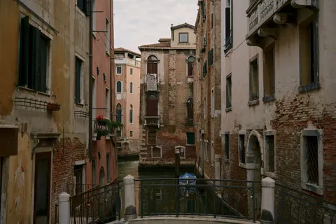 Venice Canal 4K Wallpaper · architecture · 3840×2560