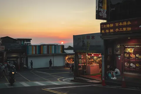 Night Market 4K Wallpaper · city · 3840×2560