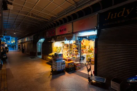Night Market 4K Wallpaper · city · 3840×2561