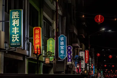 Night Market 4K Wallpaper · city · 3840×2560