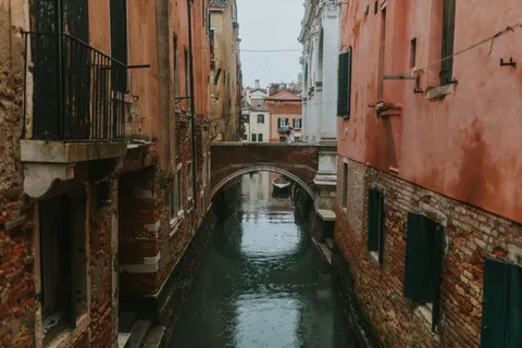 Venice Canal 4K Wallpaper · architecture · 3840×2560