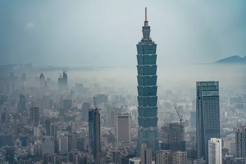 Glass Tower 4K Wallpaper · architecture · 3840×2561