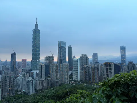 Glass Tower 4K Wallpaper · architecture · 3840×2880