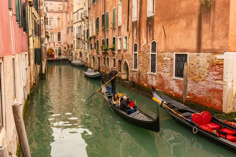Venice Canal 4K Wallpaper · architecture · 3840×2561