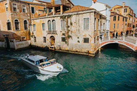 Venice Canal 4K Wallpaper · architecture · 3840×2560