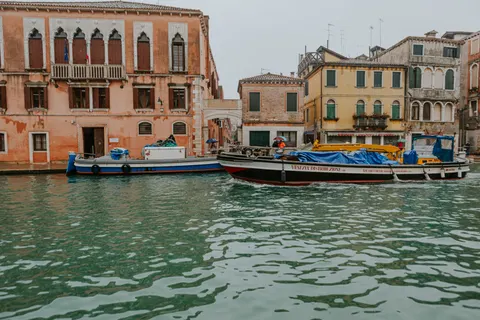Venice Canal 4K Wallpaper · architecture · 3840×2560