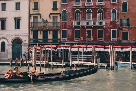 Venice Canal 4K Wallpaper · architecture · 3840×2560