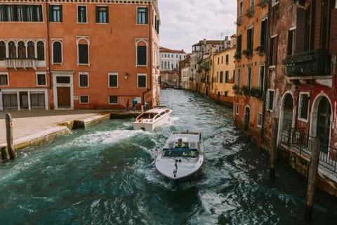 Venice Canal 4K Wallpaper · architecture · 3840×2560