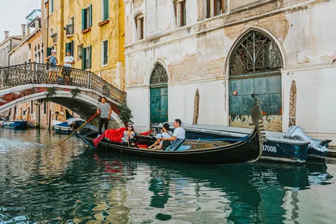Venice Canal 4K Wallpaper · architecture · 3840×2560