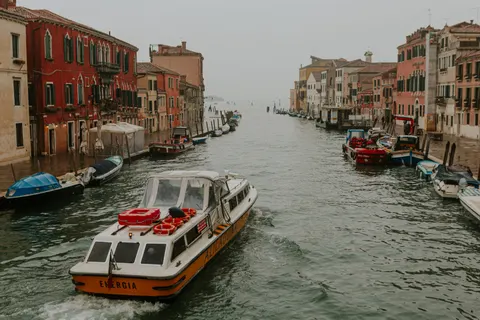 Venice Canal 4K Wallpaper · architecture · 3840×2560