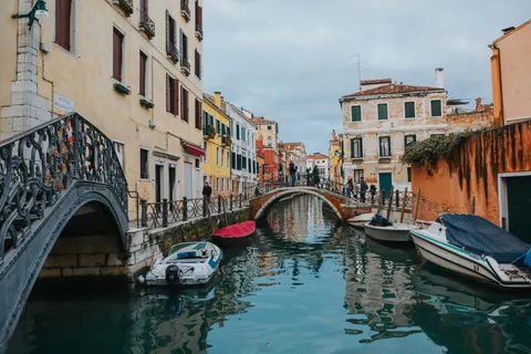 Venice Canal 4K Wallpaper · architecture · 3840×2560