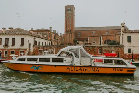 Venice Canal 4K Wallpaper · architecture · 3840×2560